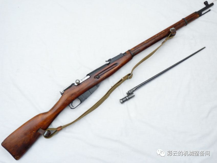 莫辛纳甘m1891/30步枪,它的刺刀也是棱形的,套筒式固定,很复古