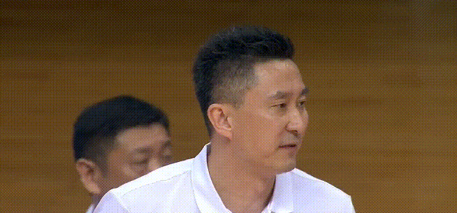 孙铭徽1战3,李京龙3分追至1分,主帅李春江却提前换下双子星成谜