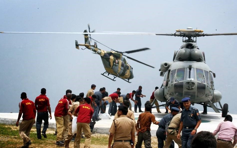 图为印度直升机运送物资