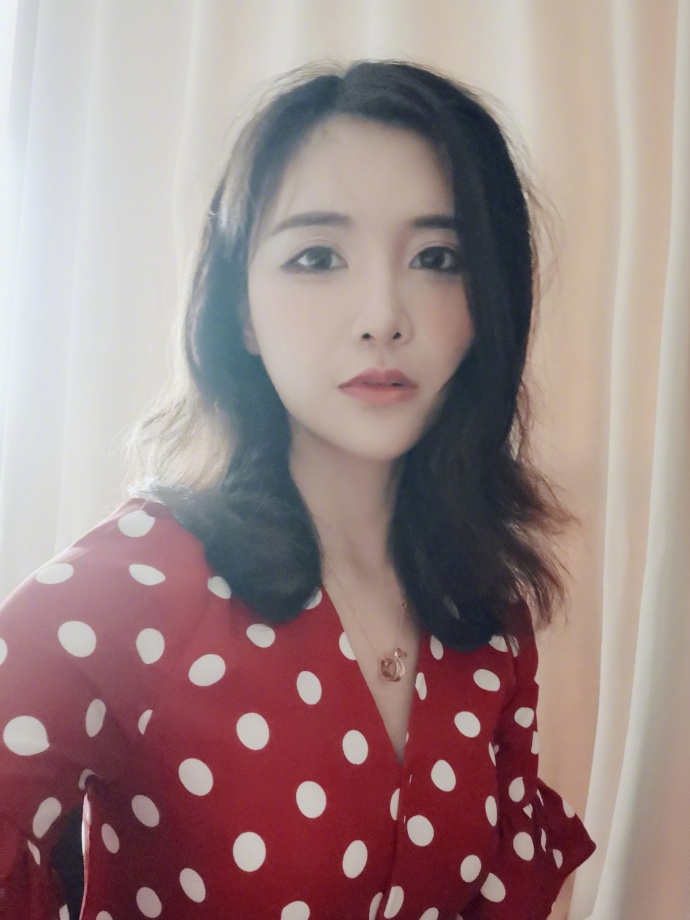 陈一发儿罕见居家自拍照曝光,有沟必火!网友:麻烦把猪