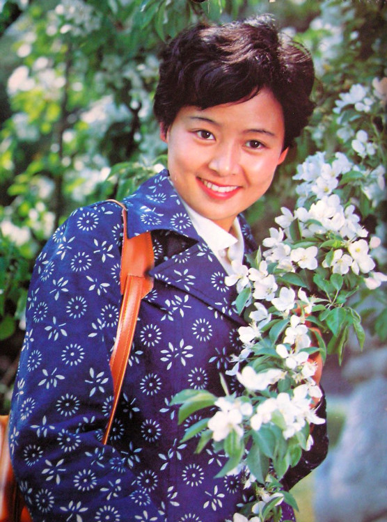 80年代电影女神张瑜,23岁成影后28岁到美国留学,如今怎样?