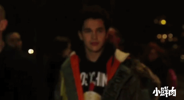 秀▼ 跑 moschino,armani看看衣服,到 harpersbazaarus 开个趴▼ gif