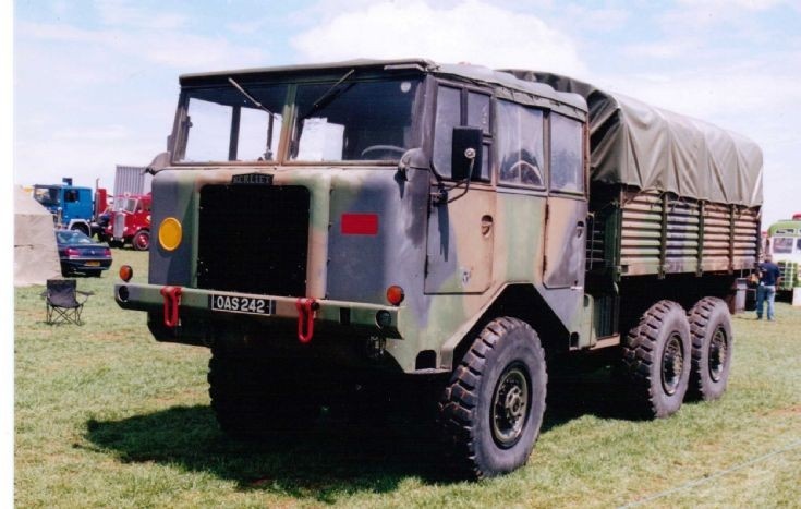 解放军炮兵部队中的法国军用卡车戴高乐卡车
