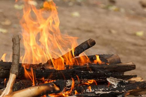 之后是火生土,很多人不明白,其实木头被火燃烧后的灰烬落到地面经长