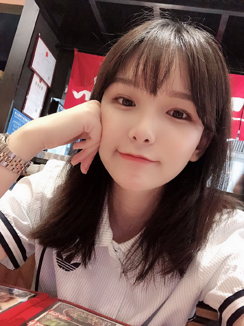 对了,她的微博账号就是@赵小臭,喜欢的可以关注一下,日常生活照比较多