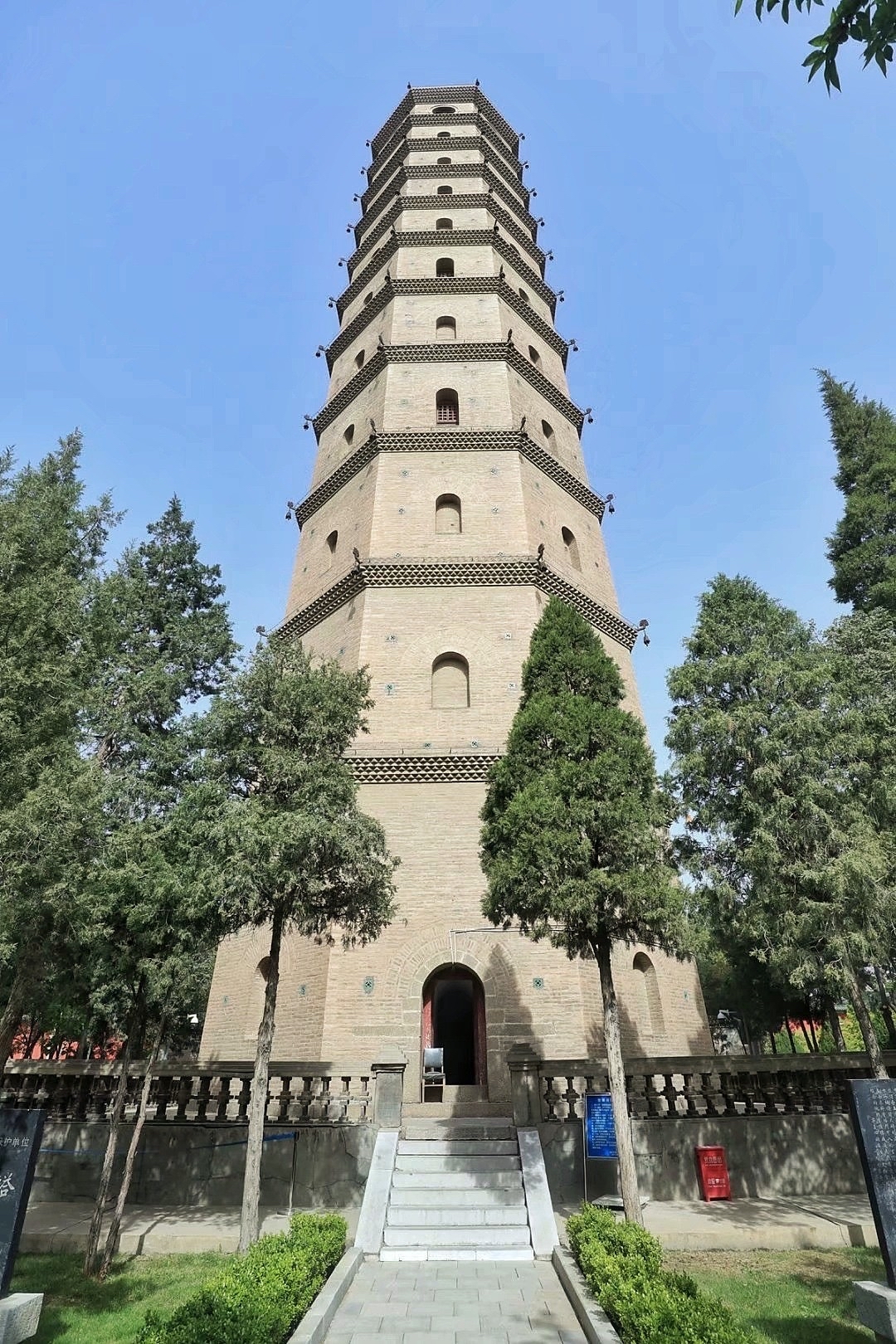承天寺塔 位于银川市西部,因此也被称为西塔.