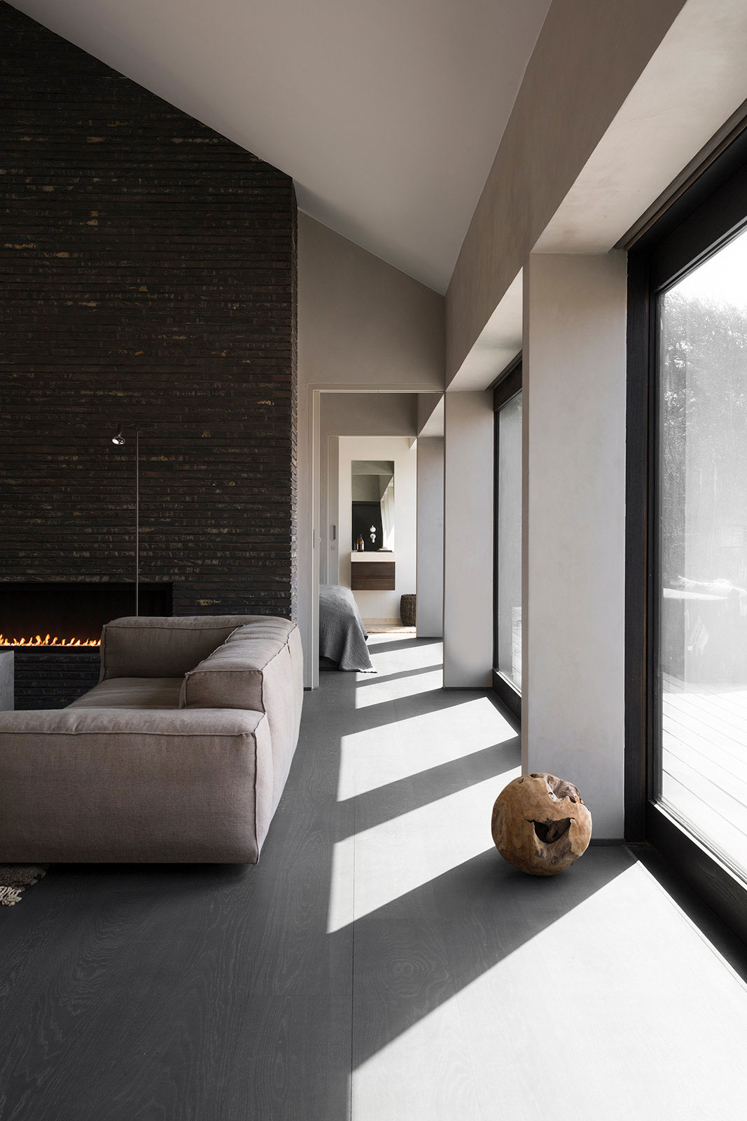 在norm architects的极简主义海滨别墅