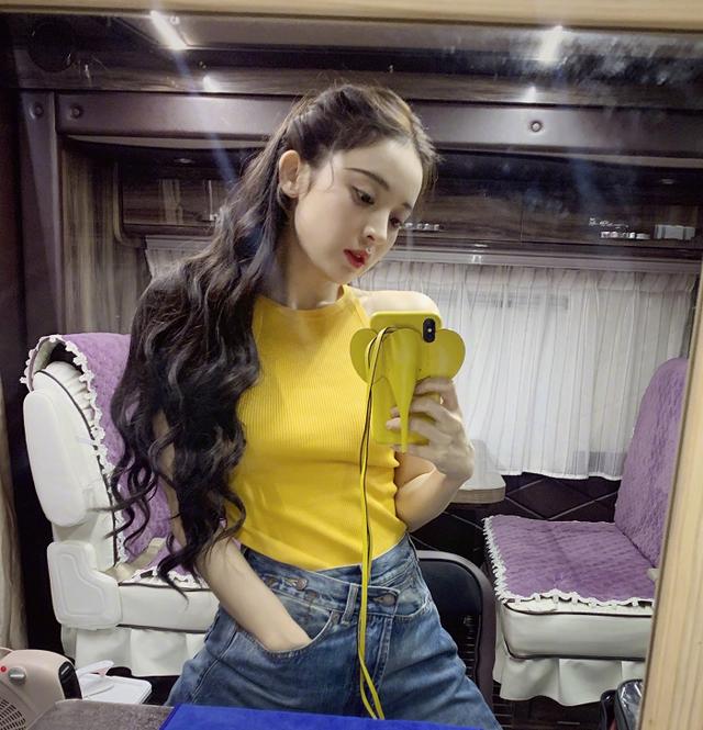 古力娜扎晒房车自拍本想秀手机壳却不料被一尺腰抢了镜