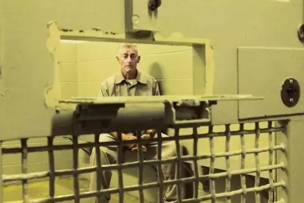 团一致认定迈克·彼得森犯有一级谋杀罪，他被判处终身监禁，不得假释。