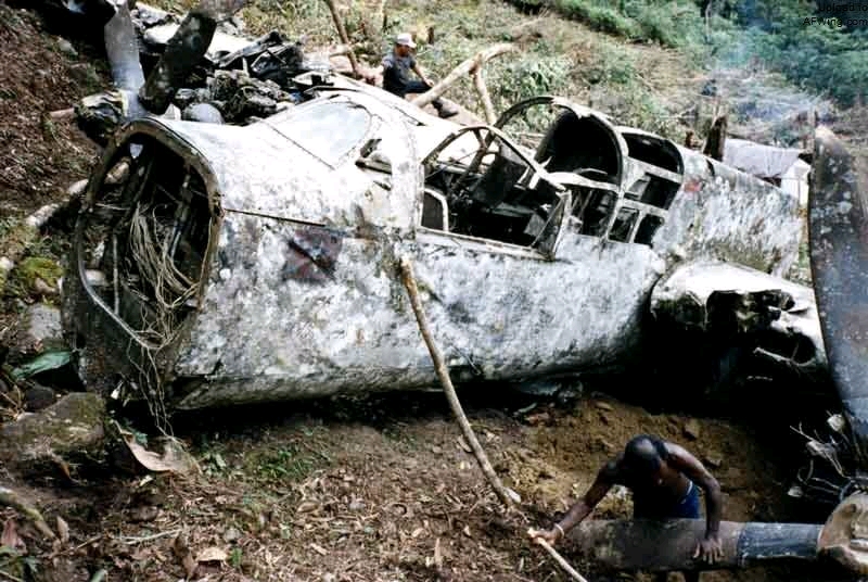 飞机的残骸在山顶上待了40年,说是修复不如说重造
