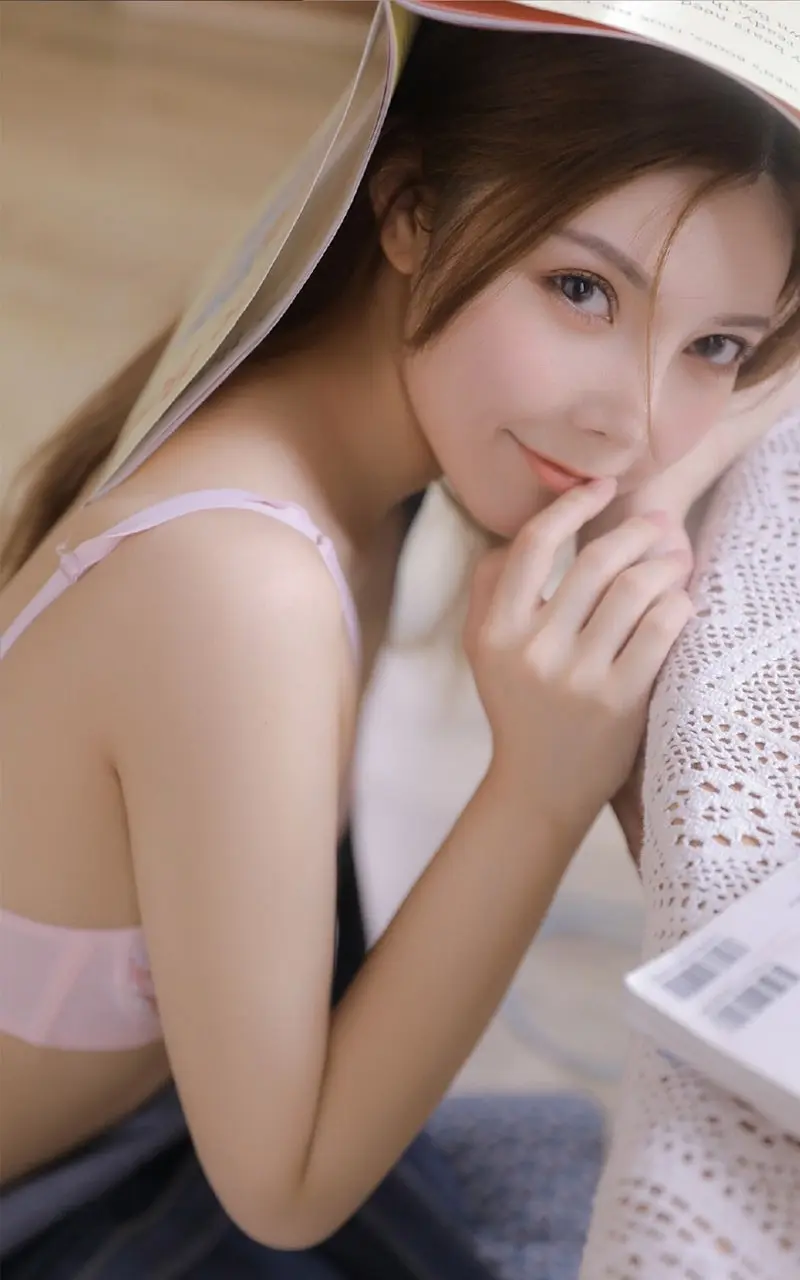 香肩雪白迷人的吊带少女肌肤白洁无暇粉嫩诱人艺术照