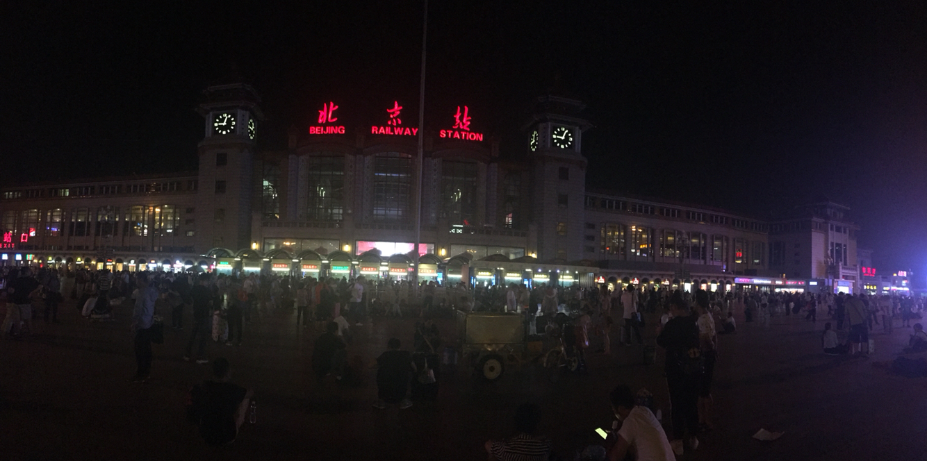 出站后拍摄的北京站夜景