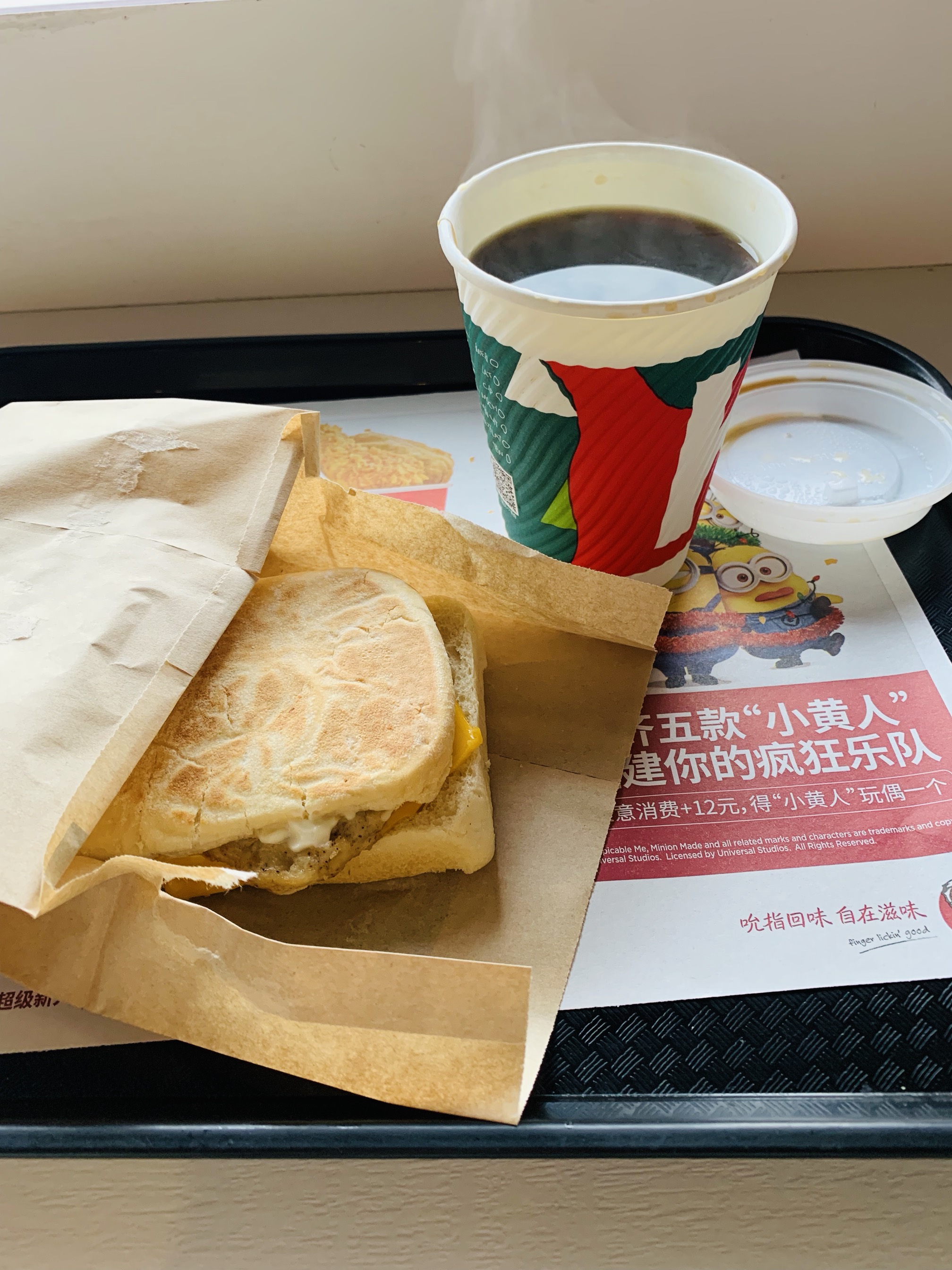 早餐:麦当劳鸡肉帕尼尼 黑咖啡 午餐: 小米粥 芹菜炒土豆 鸡蛋蛋白