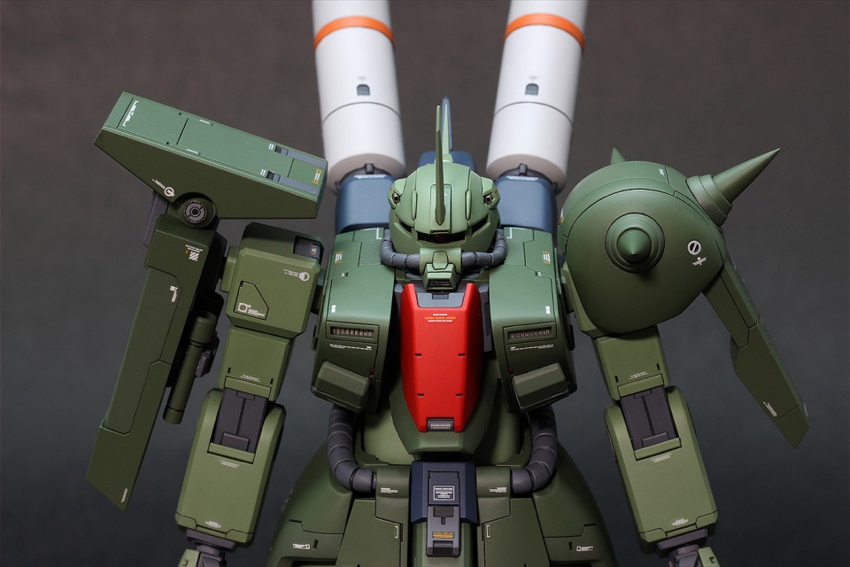 amx-011s是amx-011 扎古Ⅲ的衍生机之一,配给了新吉恩军的强化人玛修