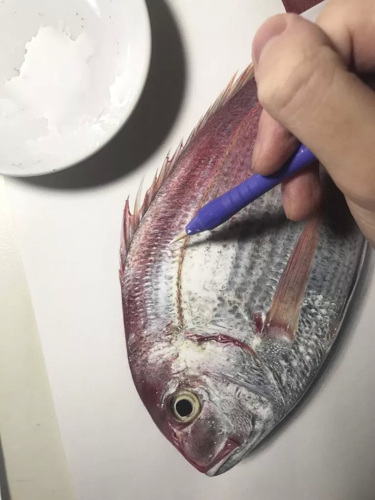 鱼鳞的高光处,用勾线笔加水彩的白去点缀,勾勒,大小要控制住.