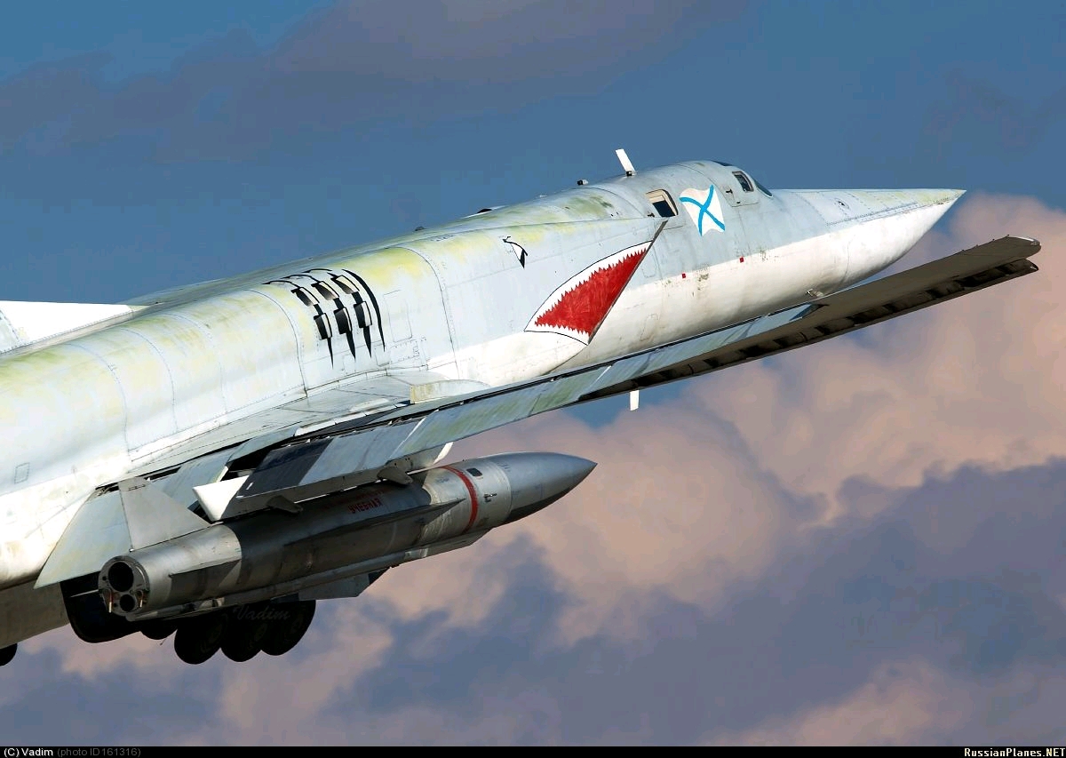 tu-22m"逆火"轰炸机与其挂载的kh-22反舰导弹对美军航母来说是重大的