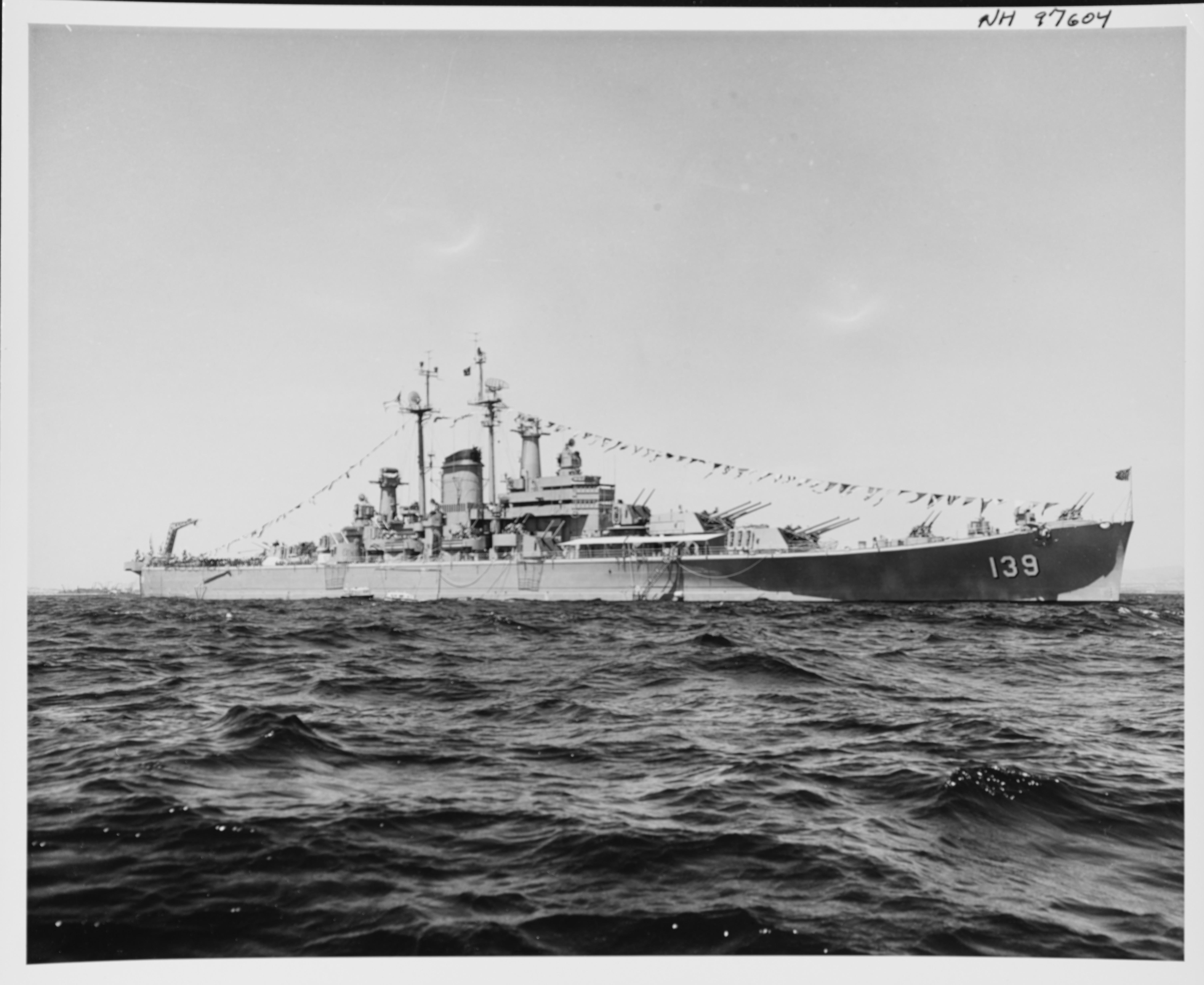 相关的杂图第四十九期1950年停泊在意大利撒丁岛的塞勒姆号重巡洋舰