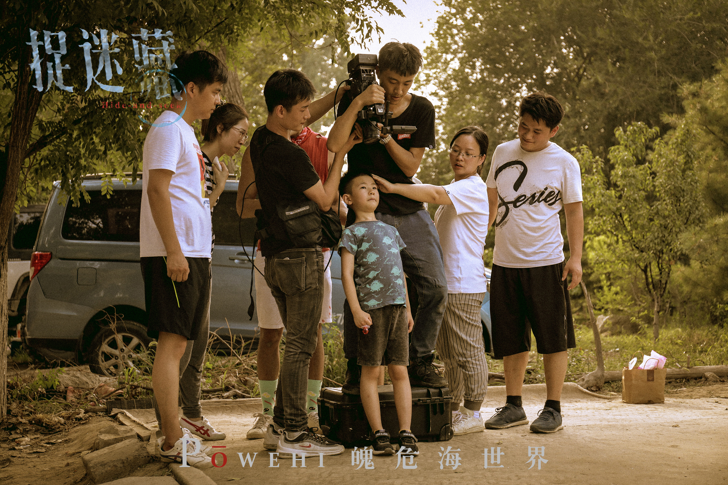 左二是"轩轩"的妈妈.