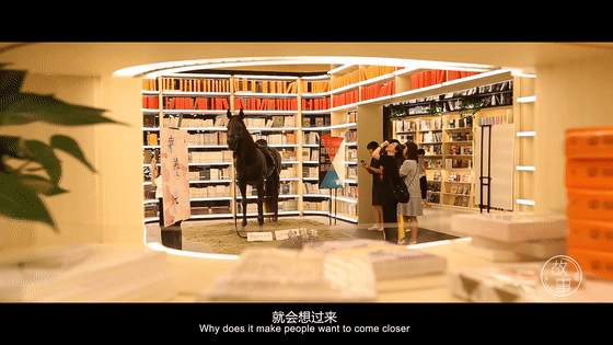 这家开在广州 k11 的黑金书店能看书,能理发,还有通关