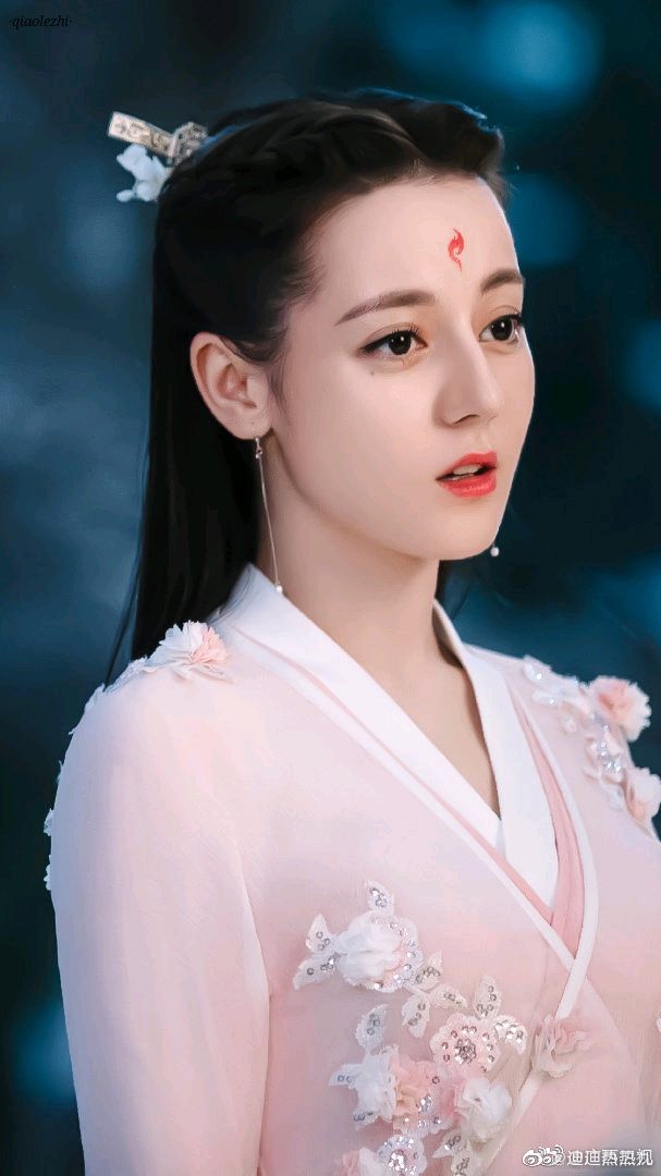 众明星评价杨紫演技 43dd9178943f98223577f05c482cdccf8b75e66a.jpg