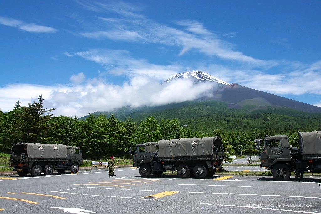 日本陆上自卫队驻富士山基地的五十铃skw73式载货车