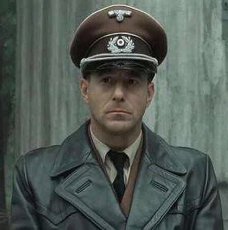 的生产减少了一半,迫使希特勒命令戈林将空军军备生产也移交给施佩尔