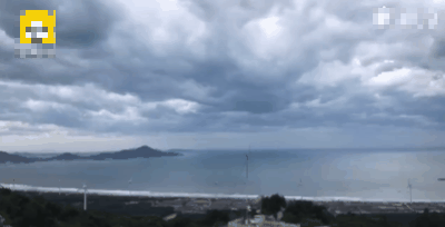 拥有著名海湾度假地巽寮湾的惠州,云层稀薄,满天铺满了红黄蓝三色光彩