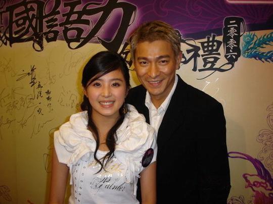 2006年,超女张含韵参加一场活动,可是现场有刘德华,所以记者和众人