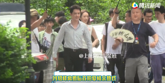 和赵丽颖离婚后冯绍峰拍戏与童谣牵手拥抱表情可爱小肚腩抢镜