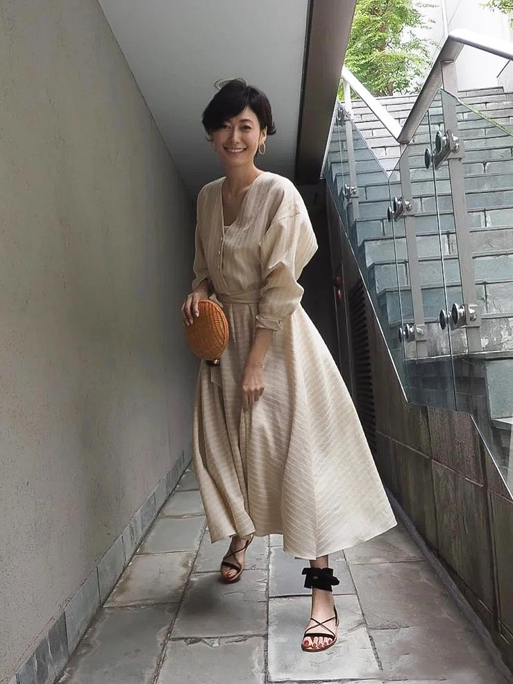 50岁女人的优雅穿搭,日本大龄博主的搭配示范,时髦减龄又显气质