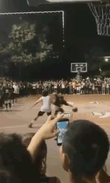 汤普森这么生气,可能是因为想起了队友的受伤.|搭球