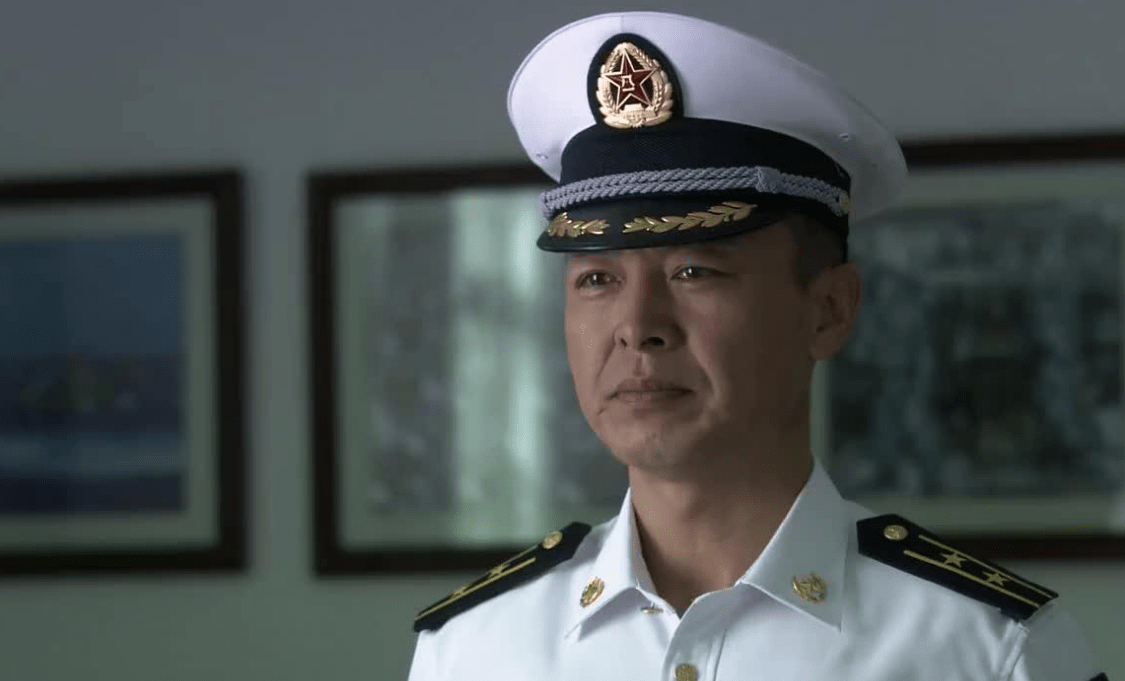 龙百川则将他带入军营,带领他一路向前,成为一名真正的士兵.