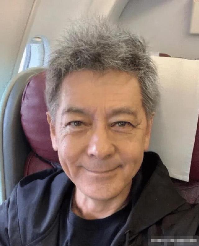 满头白发有点可怕.难道老了?