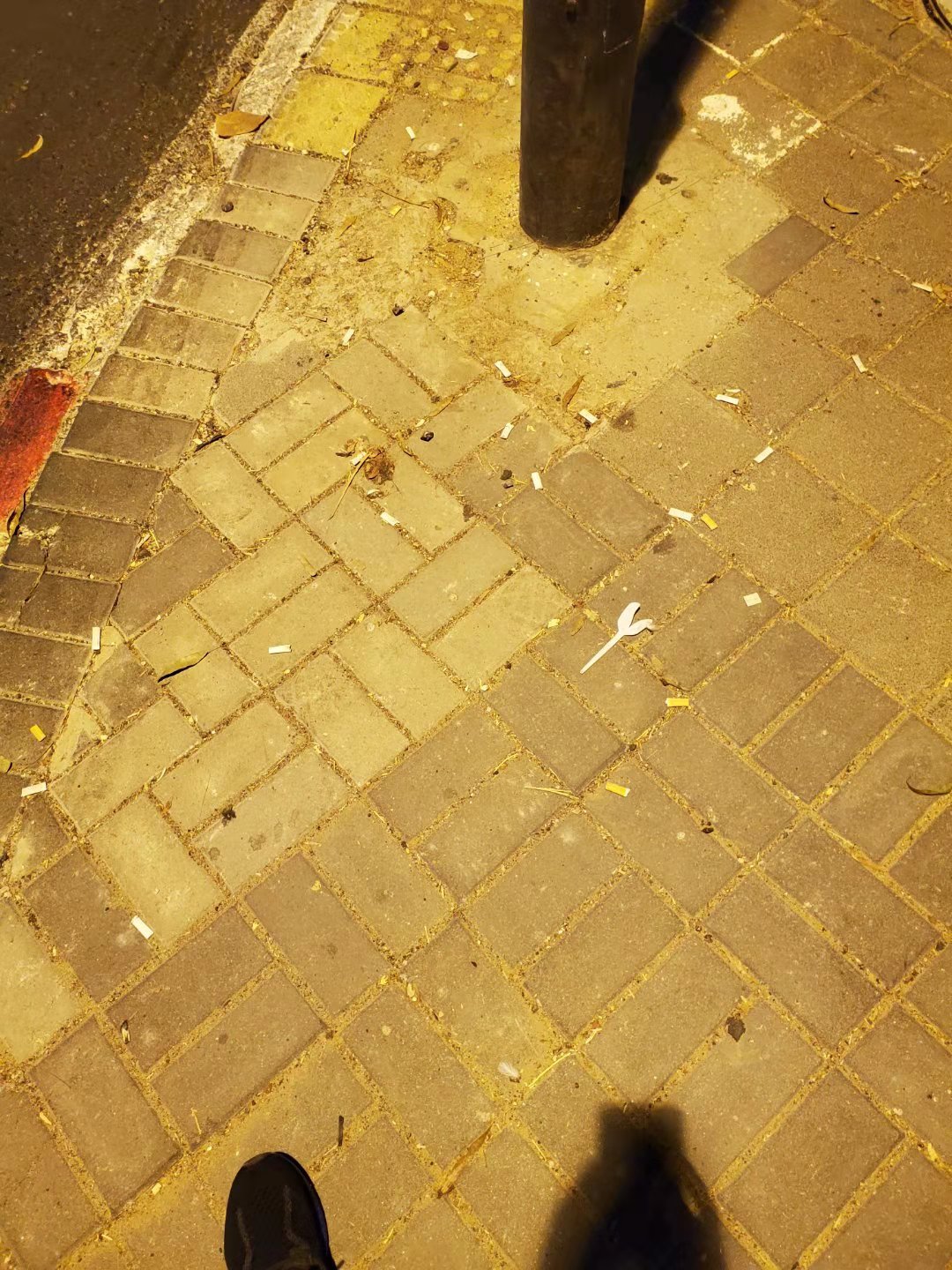 满是烟头的地面