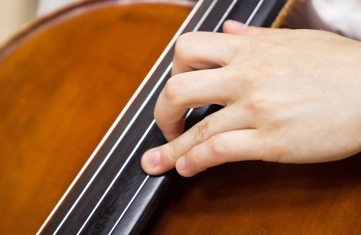 巧妙地解决大提琴在换弦和换把中的常见问题