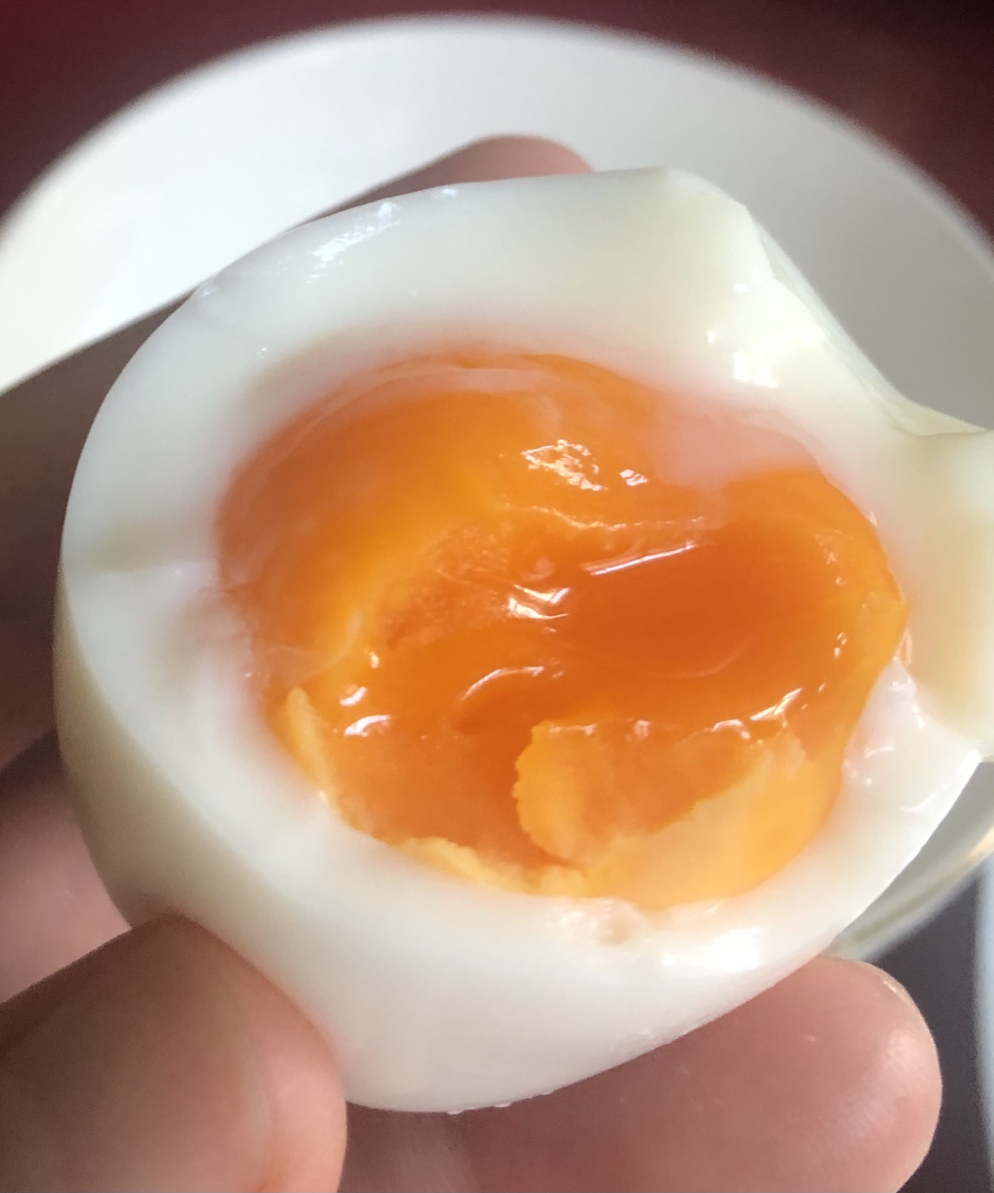 虽然我感觉红彤彤的蛋黄比起全熟蛋黄不会那么干噎,但我也不想吃没熟