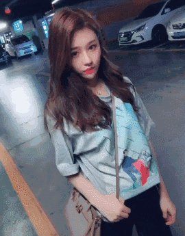 不过就我来说,比起抖音里无故火爆的17岁名媛,我倒更喜欢一些快手老铁