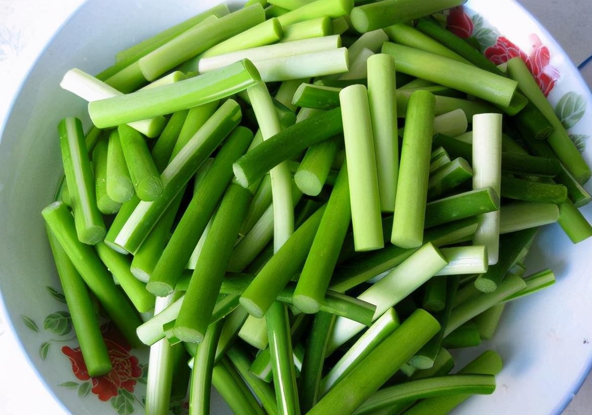 炒蒜苔多做这几步,营养不流失