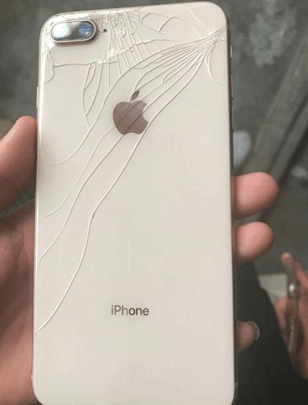 iphone8plus后壳爆裂,网友却想卖5300元!评论区一片骂声!
