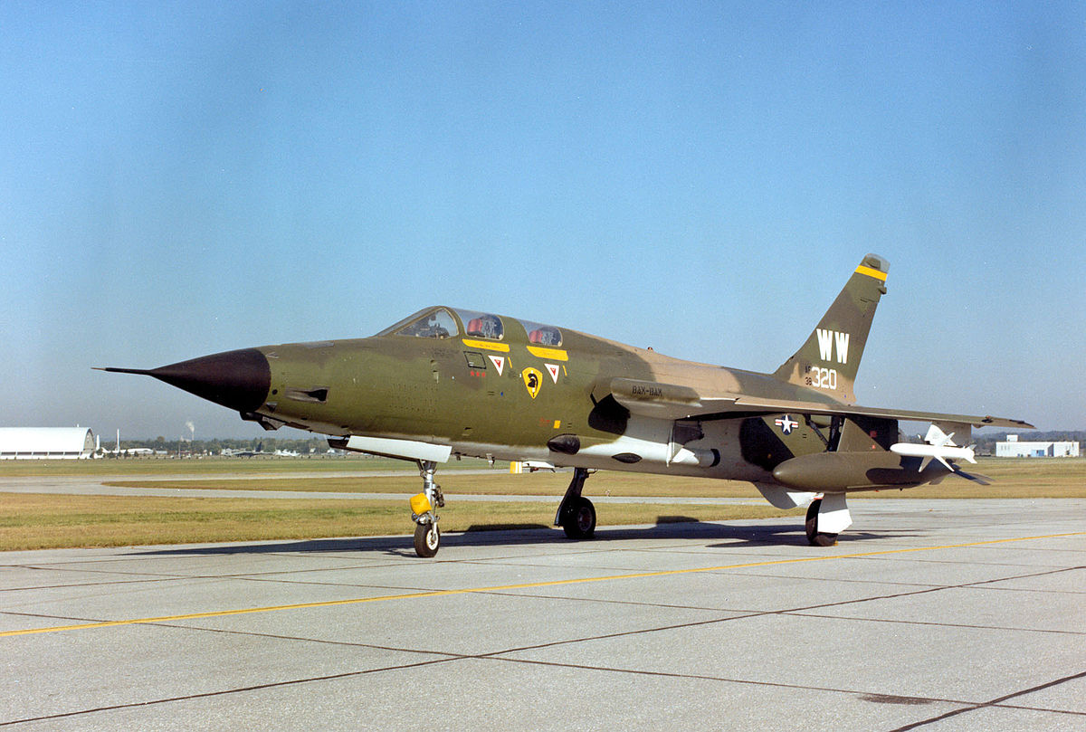 科技 人文历史 f-105"thunder"     f-105是一型超音速战斗轰炸机
