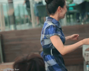 不过看鼻叔这直勾勾的盯着小姑娘的样子,应该是内心渴望有这样可爱的