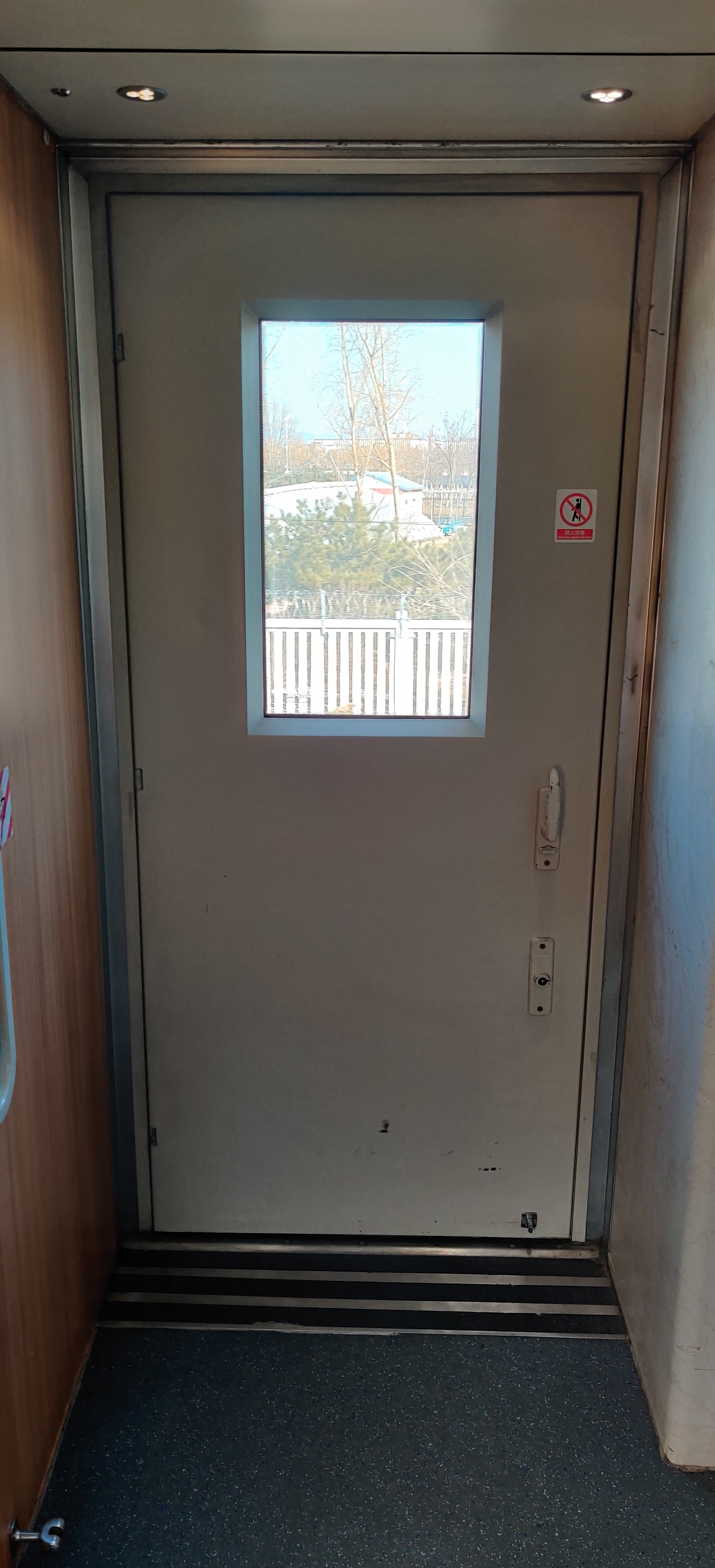 餐车门是手动折页们