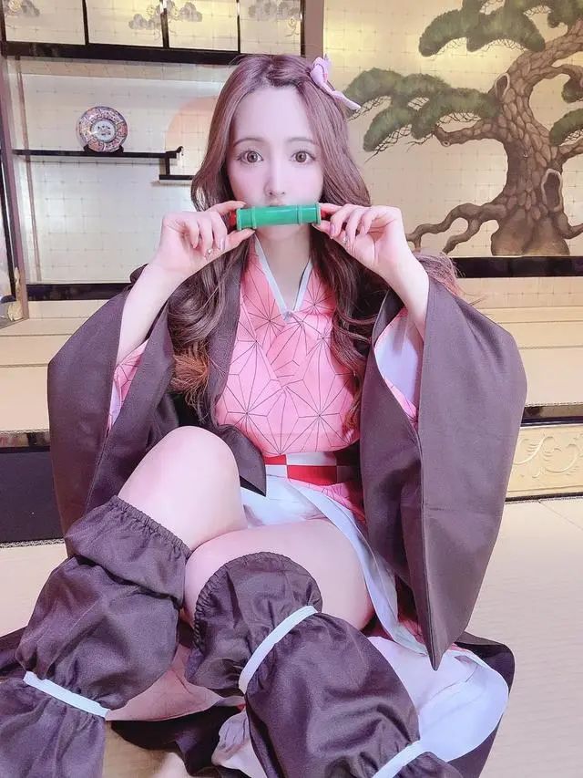 三上悠亚cosplay《鬼灭之刃》祢豆子,我想当那个竹筒