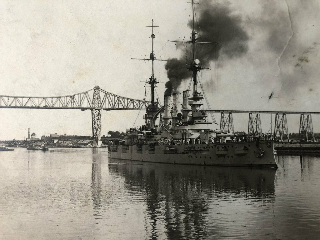 德国战列舰汉诺威号通过基尔运河