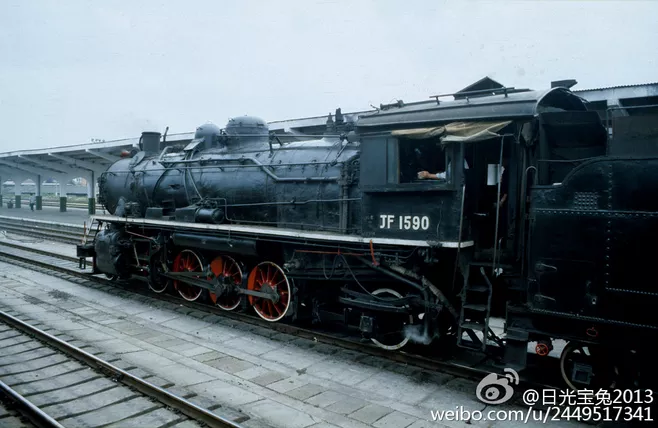 使得新中国第一代仿制机车就选定了2-8-2解放型蒸汽机车,青岛四方工厂