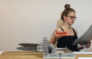 菜刀梳头,厕所蹦迪,手动丰胸,人吃饱后到底能有多可怕