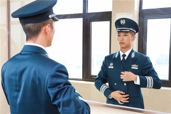 军队文职人员和公务员这两大铁饭碗到底哪个好