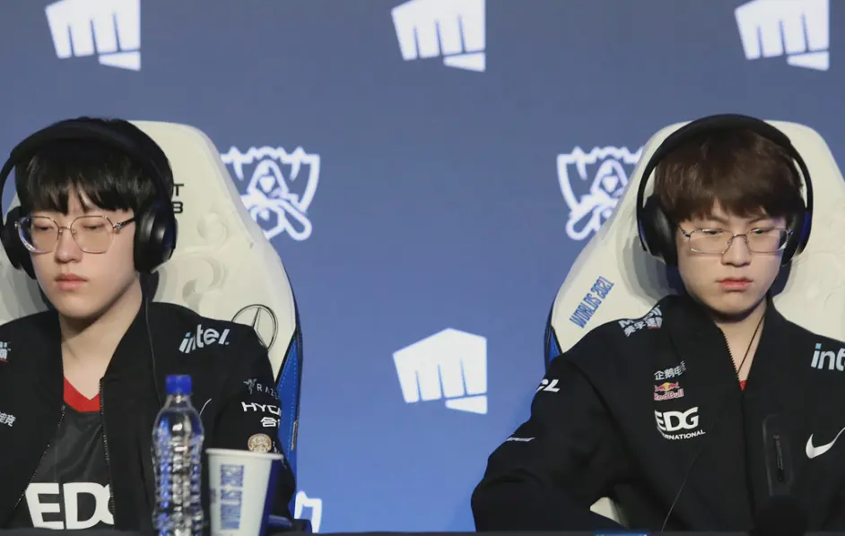 《英雄联盟》s11EDG、DK决赛海报公布！Meiko放烟雾弹，BeryL欧服数据有猫腻