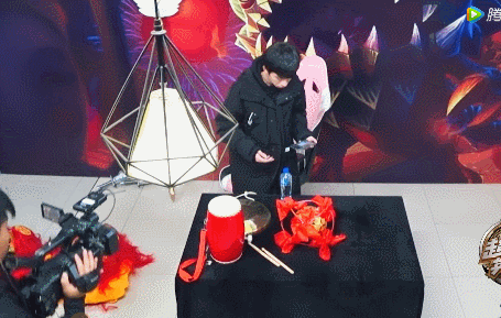lol:罗云熙现场跳神曲 超越吧英雄全场高能