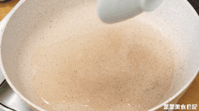 热锅放入1大勺食用油,爆香葱姜蒜和泡椒,加入1大勺郫县豆瓣酱煸炒出